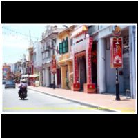 12460 243 Ausflug nach Malakka Melacca Chinatown Malaysia 2006 an der Strasse von Malakka.jpg